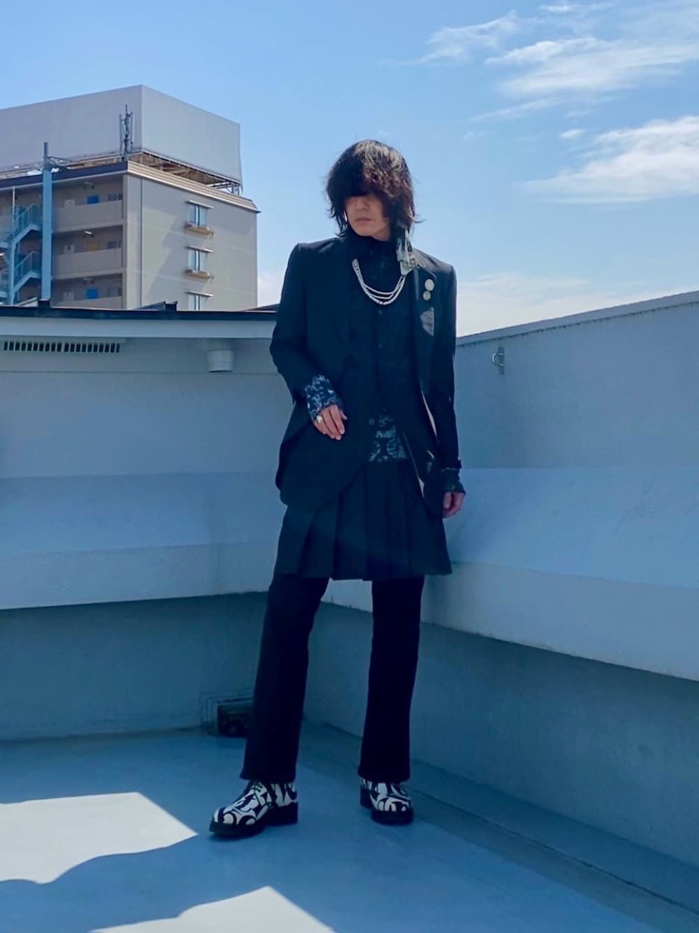 ブラック系のテーラードジャケット、ブラック系のシャツ/ブラウス、ブラック系のTシャツ/カットソーを着用したメンズの春コーディネートの4枚目の写真