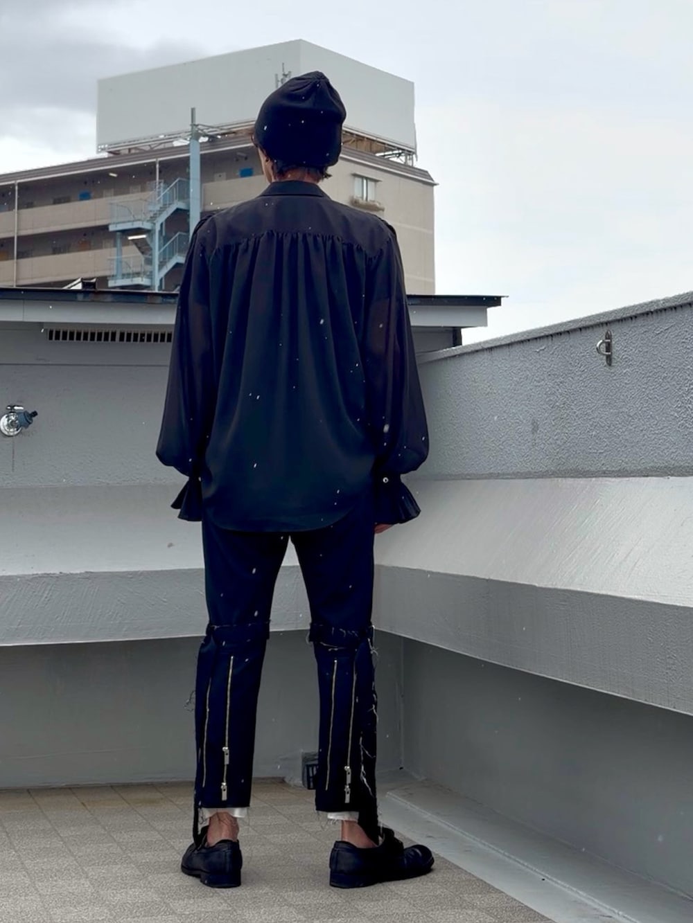 ブラック系のその他パンツ、ブラック系のシャツ/ブラウス、ブラック系のTシャツ/カットソーを着用したメンズの秋コーディネートの4枚目の写真