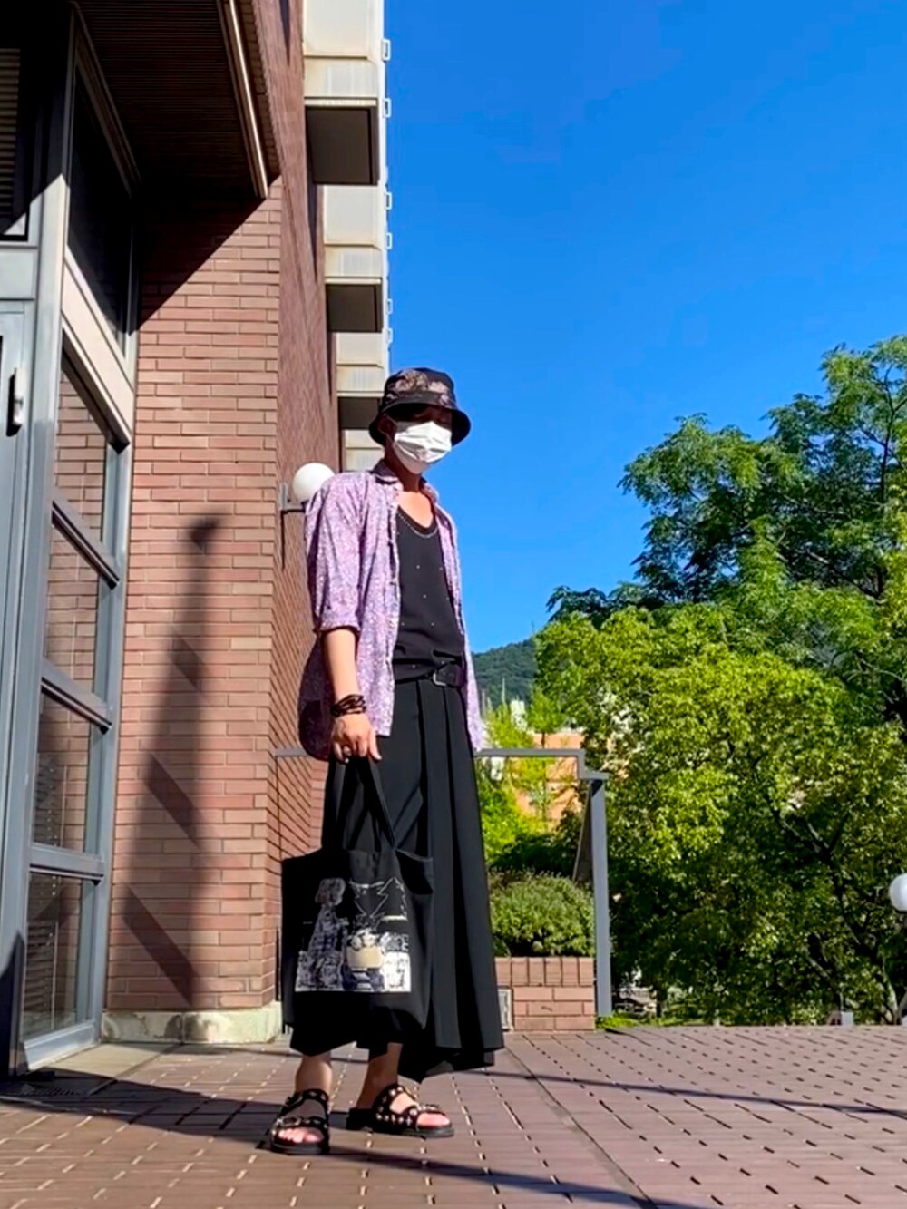 ブラック系のタンクトップ、ピンク系のシャツ/ブラウス、ブラック系のその他パンツを着用したメンズの夏コーディネートの2枚目の写真