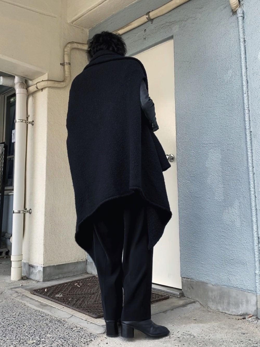 ブラック系のシャツ/ブラウス、ブラック系のニット/セーター、ブラック系のライダースジャケットを着用したメンズの冬コーディネートの5枚目の写真