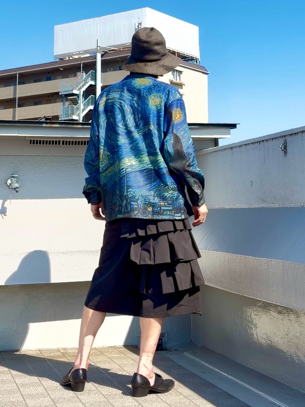 ブルー系のシャツ/ブラウス、ブラック系のブーツ、ブラック系のタンクトップを着用したメンズの夏コーディネートの2枚目の写真