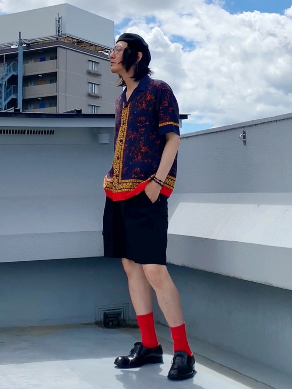 ブルー系のシャツ/ブラウス、ブラック系のスラックス、ブラック系のドレスシューズを着用したメンズの夏コーディネートの3枚目の写真