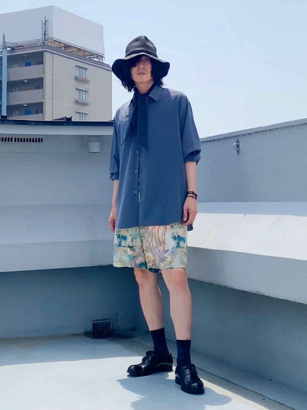 グレー系のシャツ/ブラウス、グレー系のネクタイ、ベージュ系のその他パンツを着用したメンズの夏コーディネートの3枚目の写真