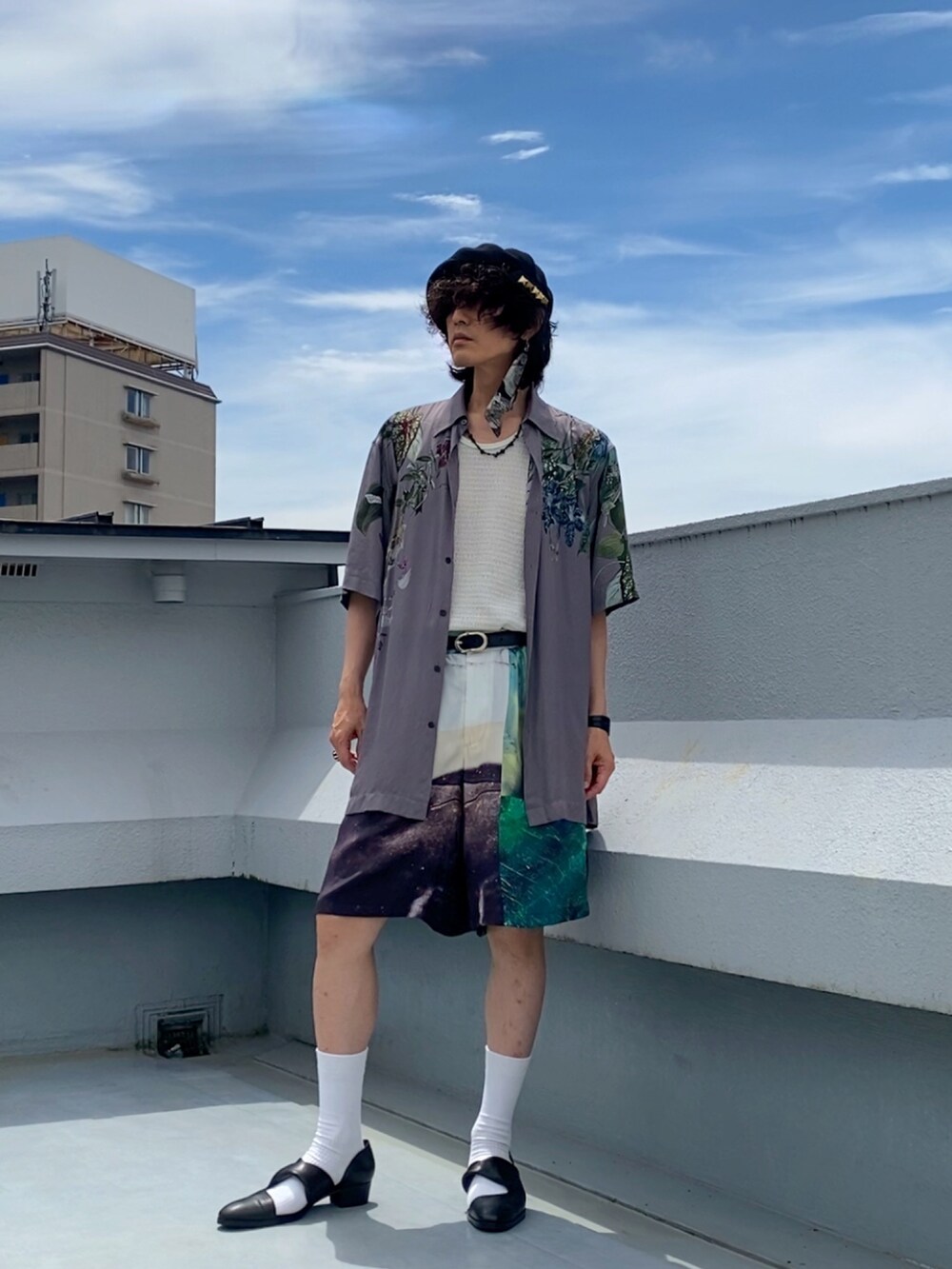 パープル系のシャツ/ブラウス、ホワイト系のタンクトップ、ホワイト系のその他パンツを着用したメンズの夏コーディネートの2枚目の写真