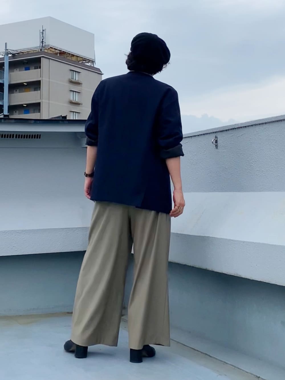 ブラウン系のその他パンツ、ブラック系のブーツ、パープル系のシャツ/ブラウスを着用したメンズの秋コーディネートの5枚目の写真