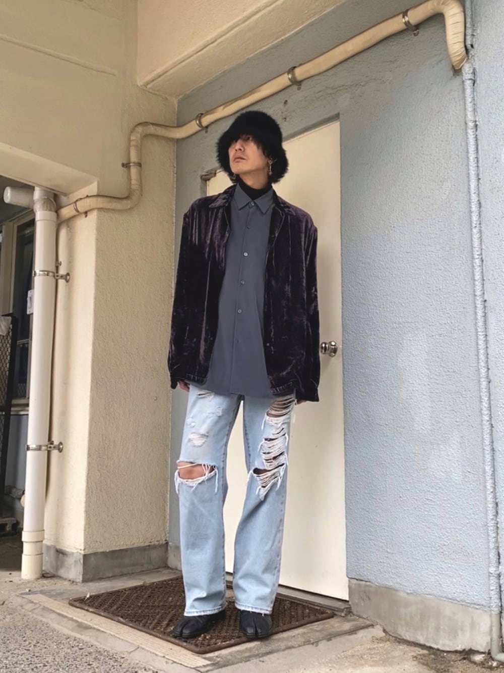 パープル系のシャツ/ブラウス、グレー系のシャツ/ブラウス、ブルー系のデニムパンツを着用したメンズの春コーディネートの3枚目の写真