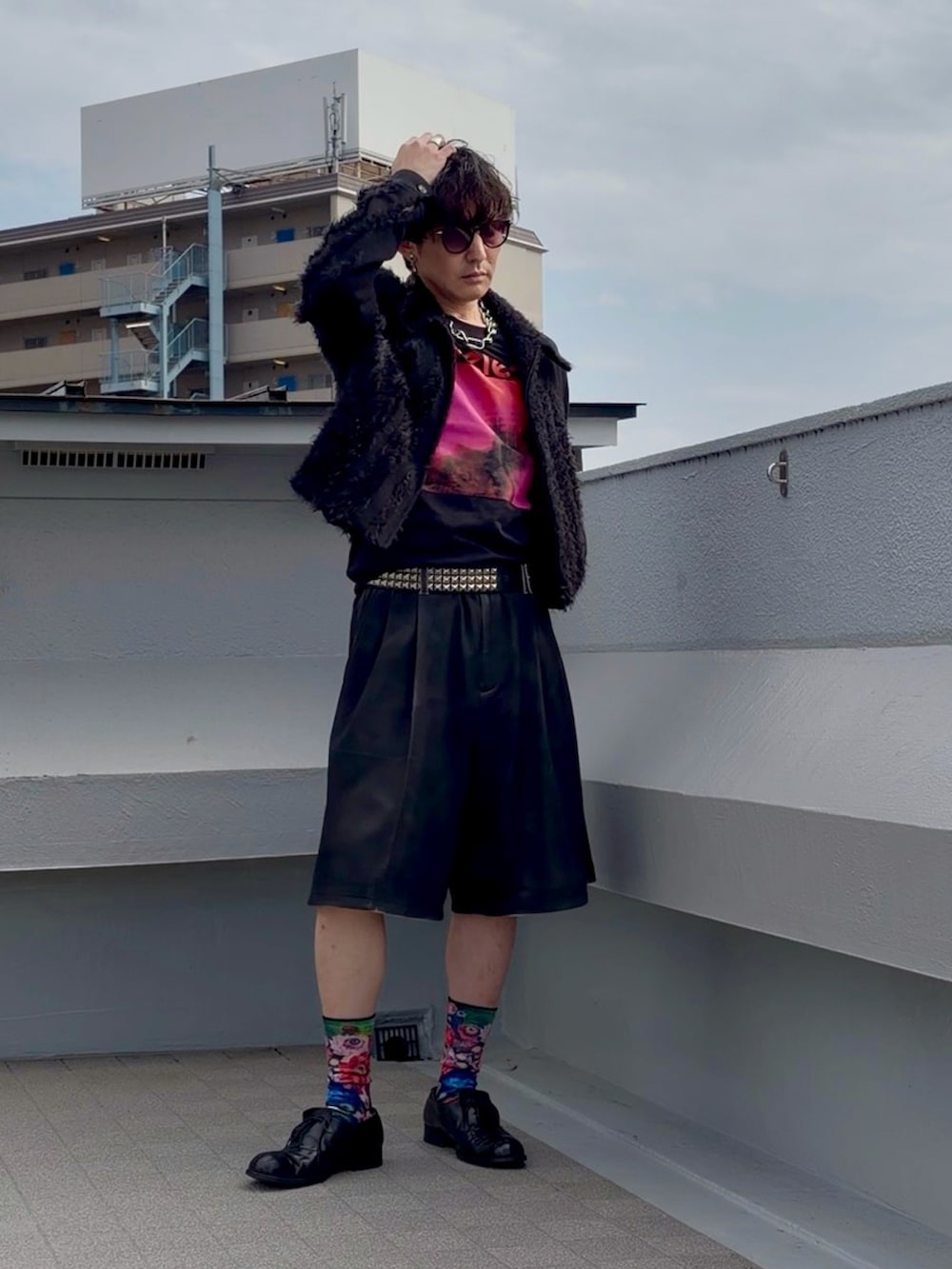 ブラック系のブルゾン、ブラック系のTシャツ/カットソー、ブラック系のその他パンツを着用したメンズの冬コーディネートの5枚目の写真