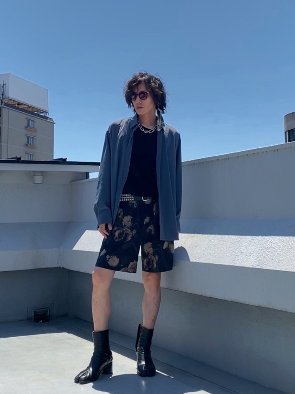 ブルー系のシャツ/ブラウス、ブラック系のタンクトップ、ブラック系のその他パンツを着用したメンズの夏コーディネートの2枚目の写真