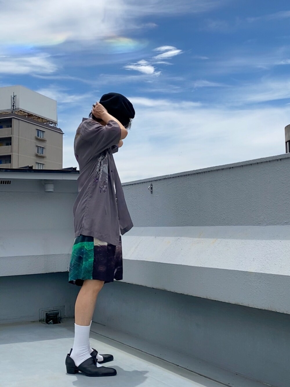 パープル系のシャツ/ブラウス、ホワイト系のタンクトップ、ホワイト系のその他パンツを着用したメンズの夏コーディネートの3枚目の写真