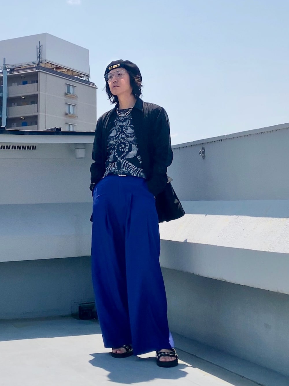 ブラック系のシャツ/ブラウス、ブラック系のTシャツ/カットソー、ブルー系のスラックスを着用したメンズの夏コーディネートの3枚目の写真