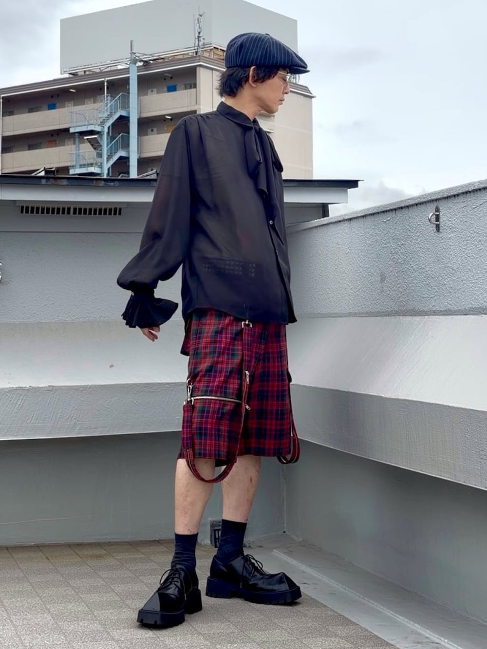 ブラック系のシャツ/ブラウス、レッド系のその他パンツ、ブラック系のドレスシューズを着用したメンズの秋コーディネートの4枚目の写真