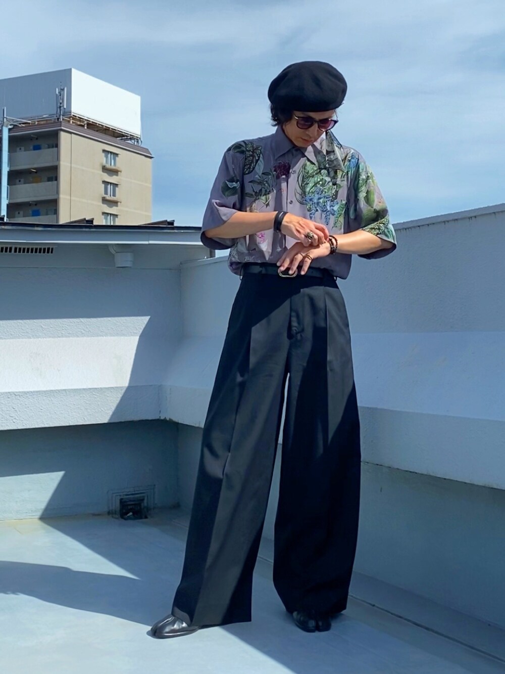 パープル系のシャツ/ブラウス、ブラック系のスラックス、ブラック系のブーツを着用したメンズの夏コーディネートの4枚目の写真