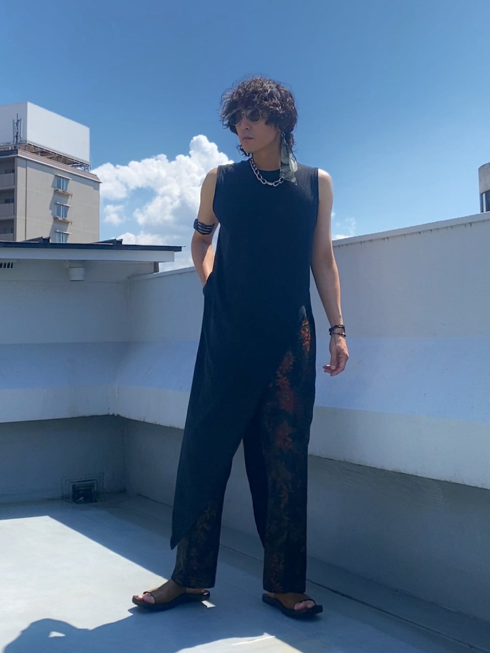 ブラック系のタンクトップ、ブラック系のその他パンツ、ブラウン系のサンダルを着用したメンズの秋コーディネートの4枚目の写真