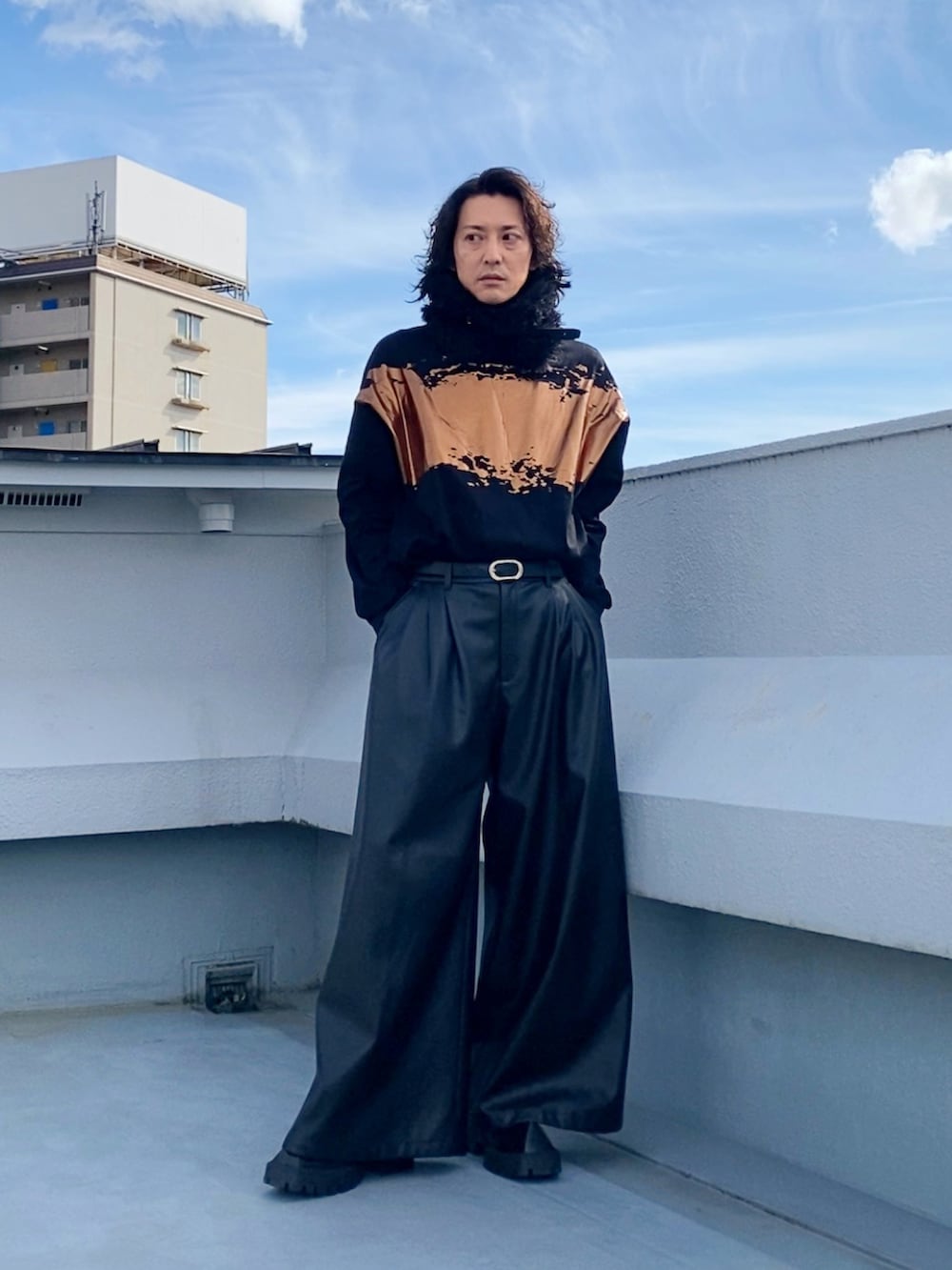 ブラック系のTシャツ/カットソー、ブラック系のその他パンツ、ブラック系のドレスシューズを着用したメンズの秋コーディネートの2枚目の写真