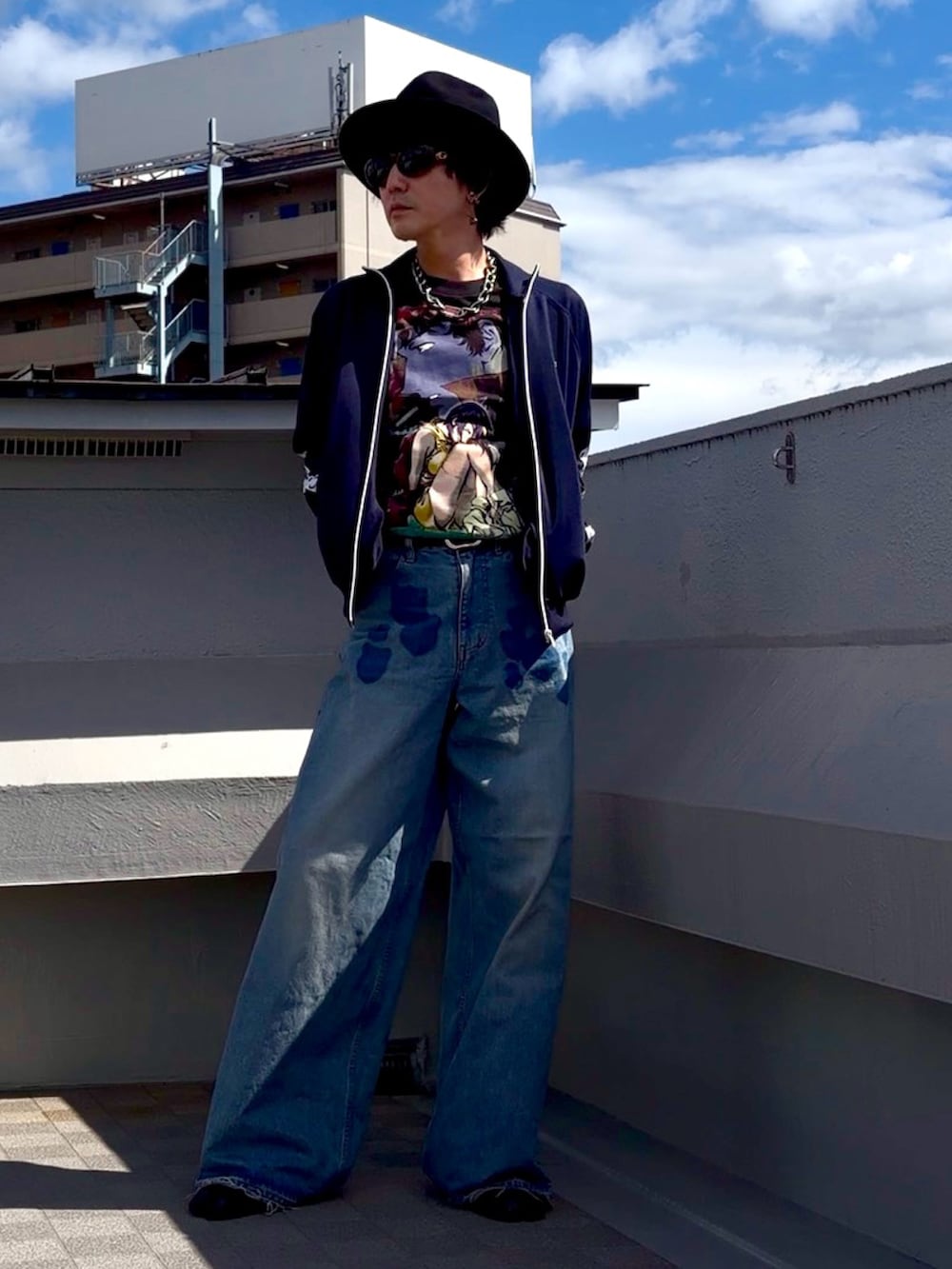 ブルー系のジャージ、ブルー系のデニムパンツ、ブラック系のブーツを着用したメンズの秋コーディネートの2枚目の写真