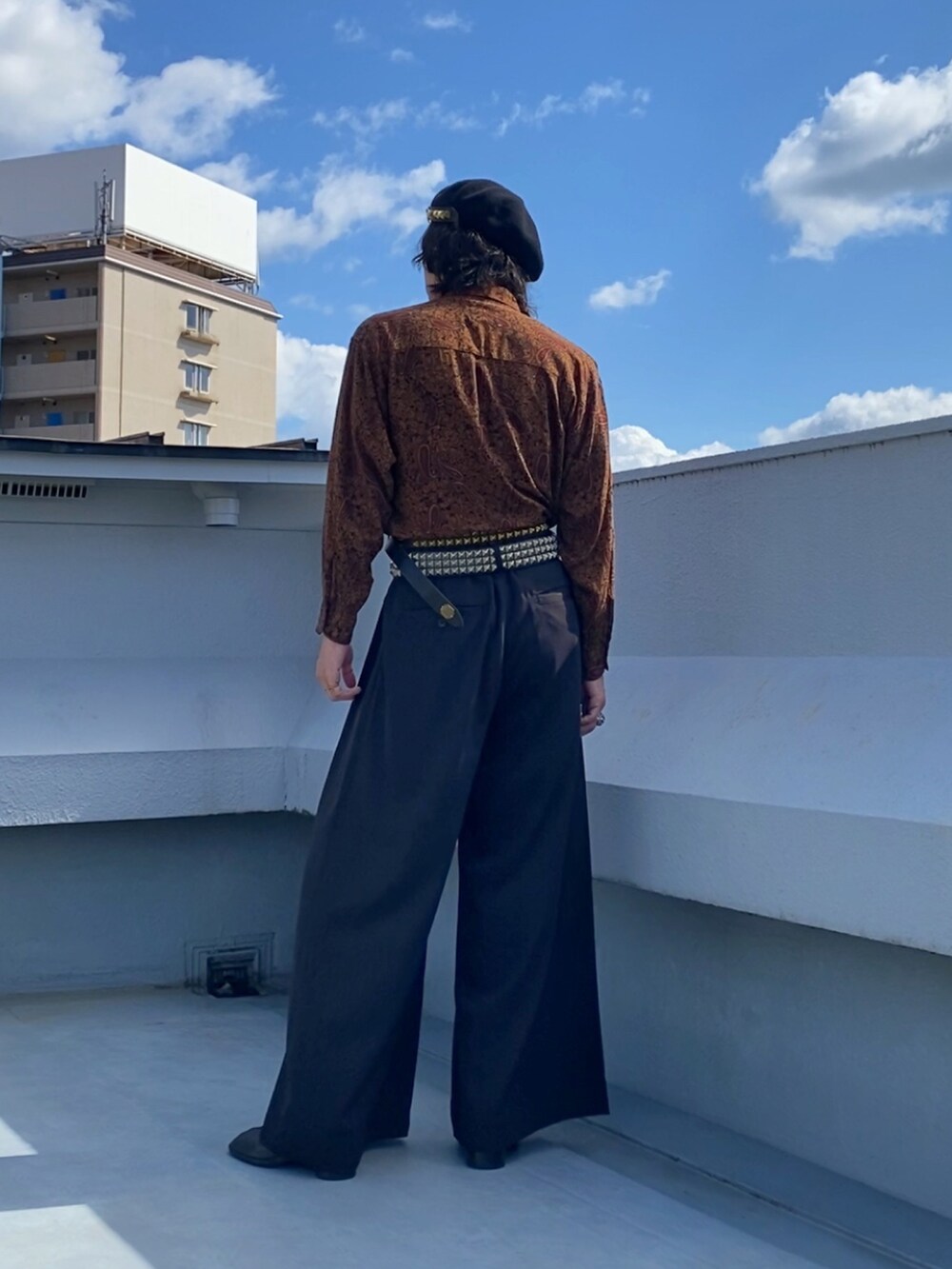 ブラウン系のシャツ/ブラウス、ブラック系のスラックス、ブラック系のブーツを着用したメンズの秋コーディネートの4枚目の写真