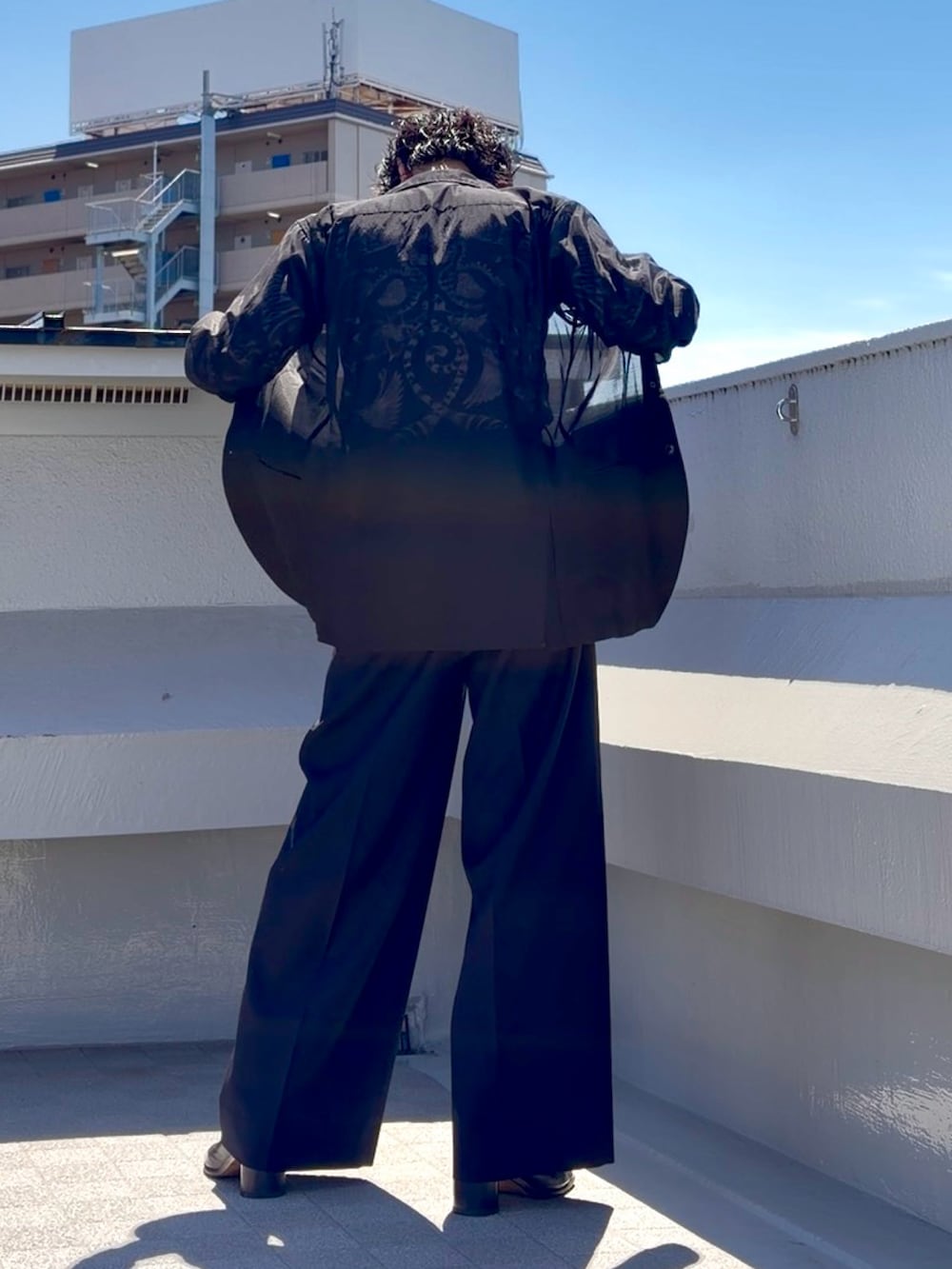 ブラック系のシャツ/ブラウス、ブラック系のブーツ、ブラック系のTシャツ/カットソーを着用したメンズの春コーディネートの2枚目の写真