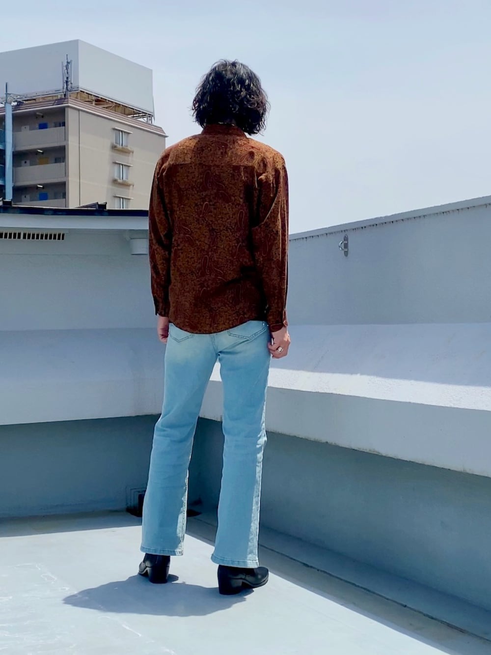 ブラウン系のシャツ/ブラウス、ブラック系のタンクトップ、ブルー系のデニムパンツを着用したメンズの春コーディネートの4枚目の写真