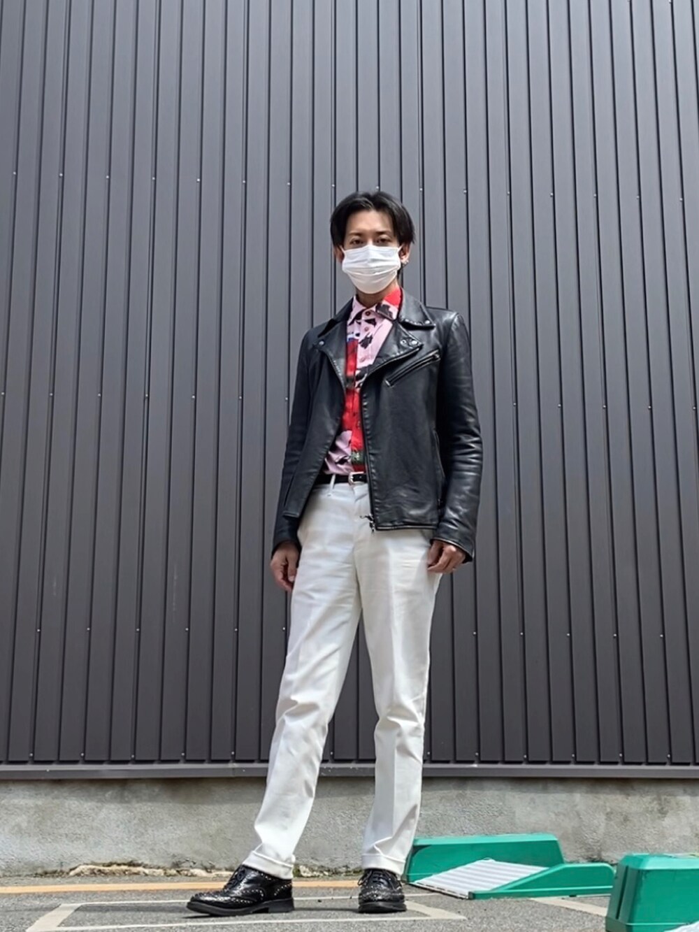 ブラック系のライダースジャケット、その他のシャツ/ブラウス、ホワイト系のデニムパンツを着用したメンズの夏コーディネートの2枚目の写真