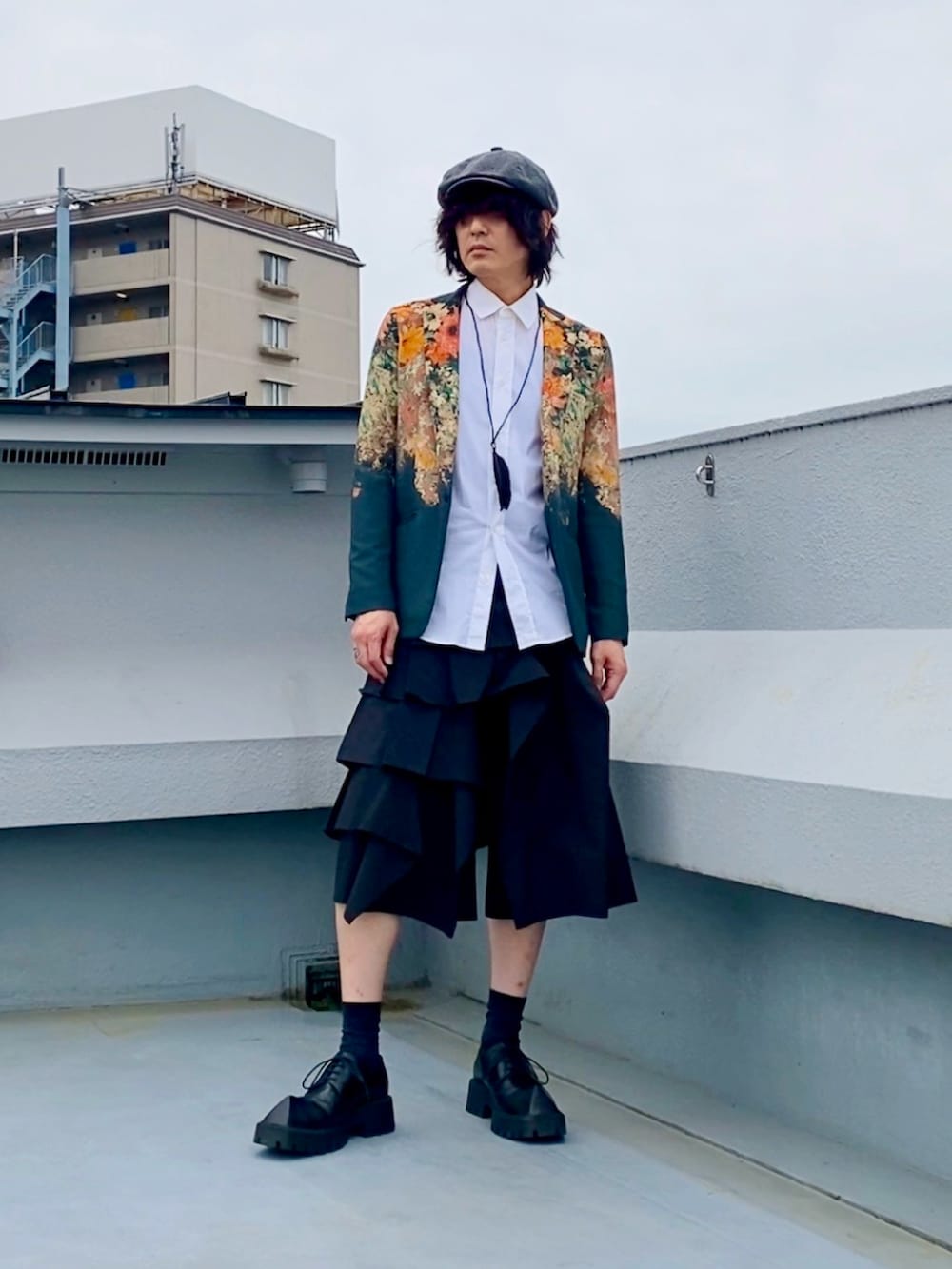 その他のテーラードジャケット、ホワイト系のシャツ/ブラウス、ブラック系のパンツを着用したメンズの春コーディネートの2枚目の写真