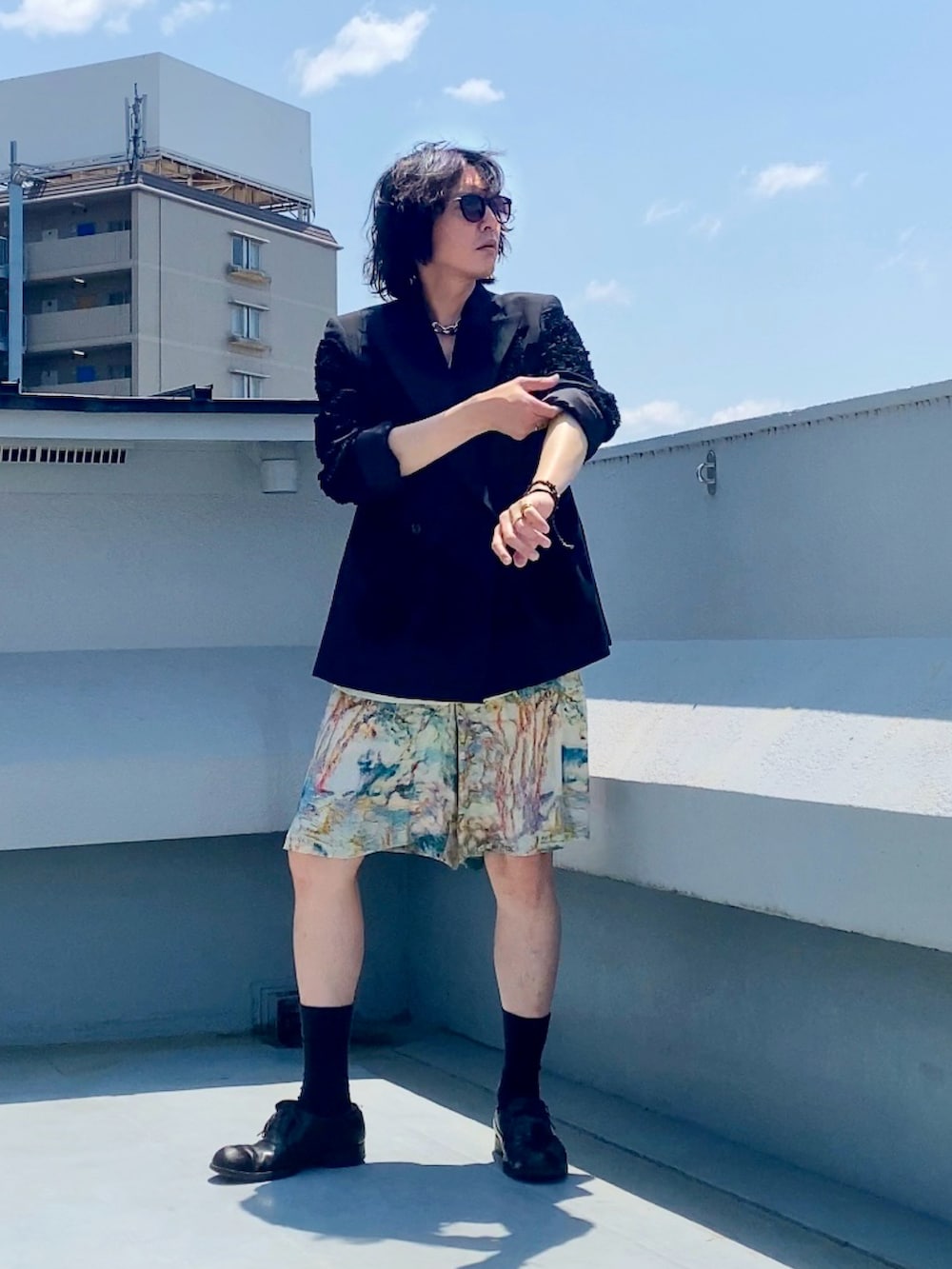 ベージュ系のシャツ/ブラウス、ベージュ系のその他パンツ、ブラック系のテーラードジャケットを着用したメンズの夏コーディネートの3枚目の写真