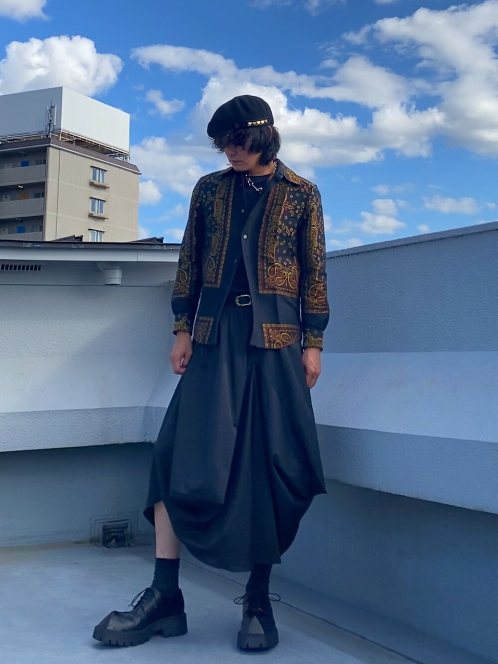 ブラック系のシャツ/ブラウス、ブラック系のスカート、ブラック系のドレスシューズを着用したメンズの秋コーディネートの4枚目の写真