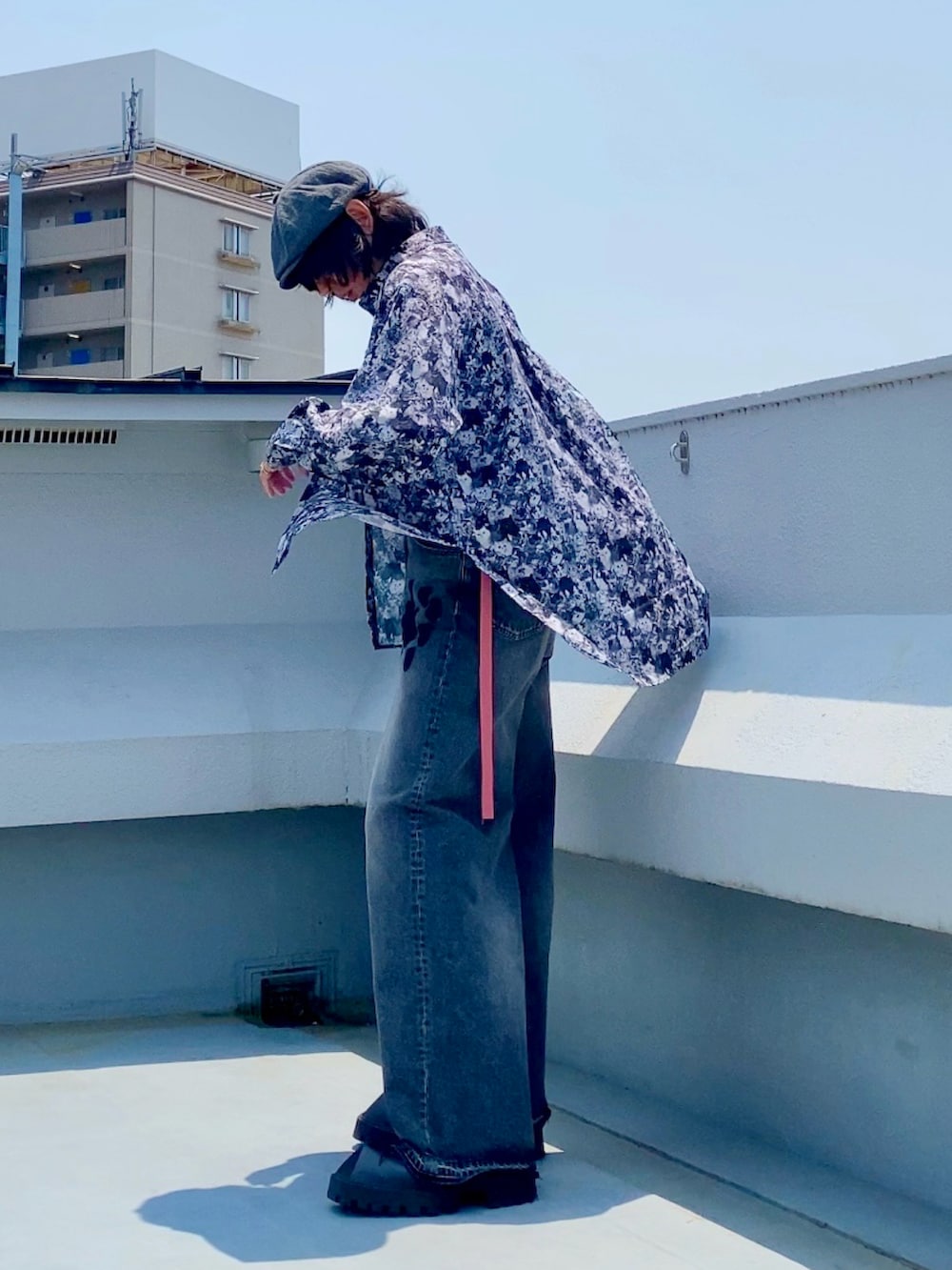 ブラック系のシャツ/ブラウス、ブラック系のデニムパンツ、ブラック系のドレスシューズを着用したメンズの夏コーディネートの2枚目の写真