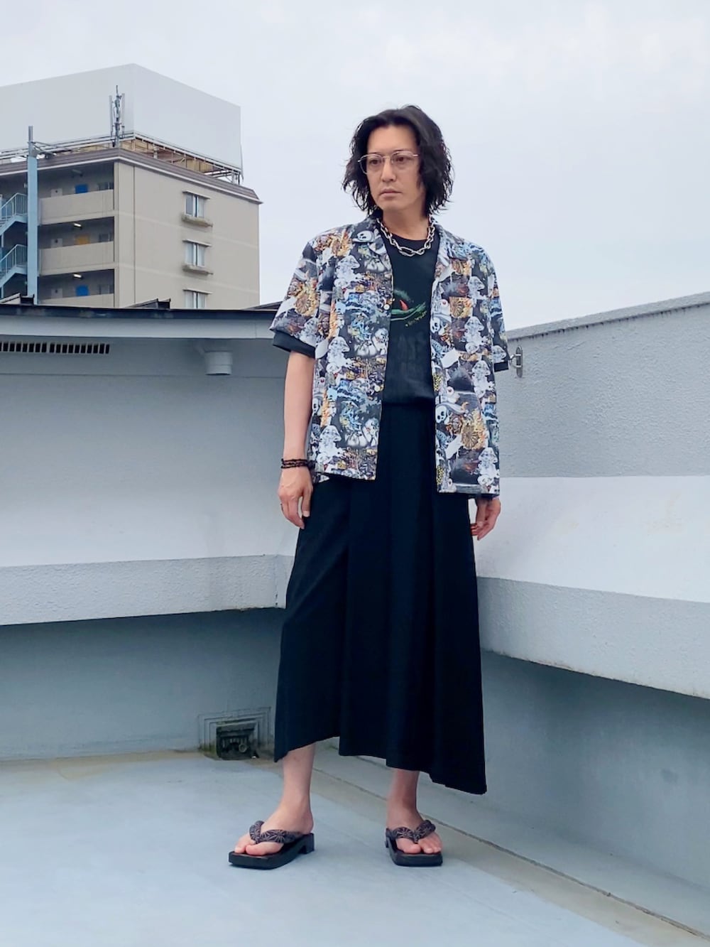 ブラック系のシャツ/ブラウス、ブラック系のTシャツ/カットソー、ブラック系のその他パンツを着用したメンズの夏コーディネートの5枚目の写真