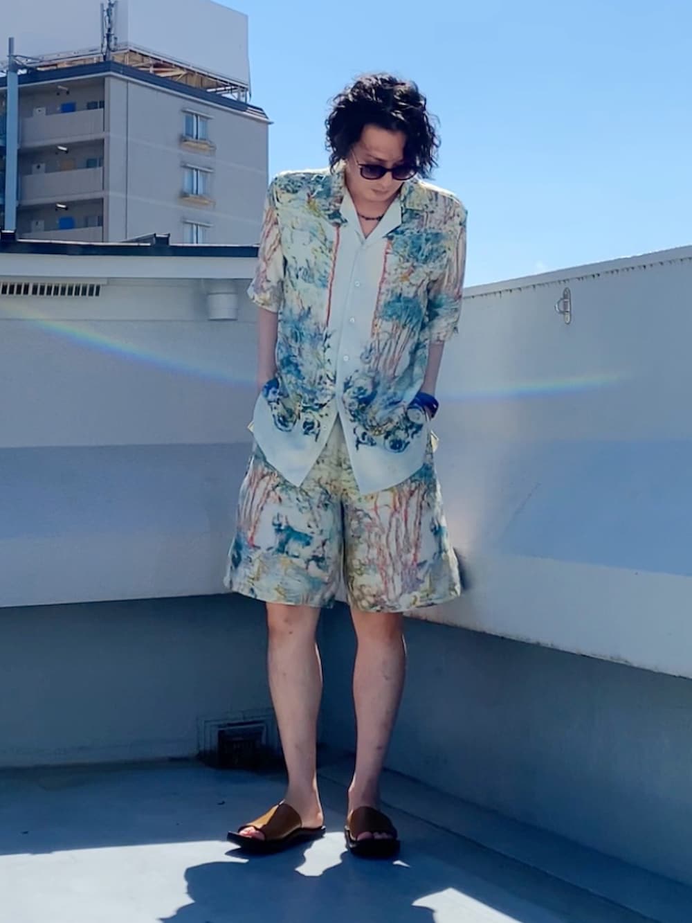 ベージュ系のシャツ/ブラウス、ブラウン系のサンダル、ベージュ系のその他パンツを着用したメンズの秋コーディネートの5枚目の写真