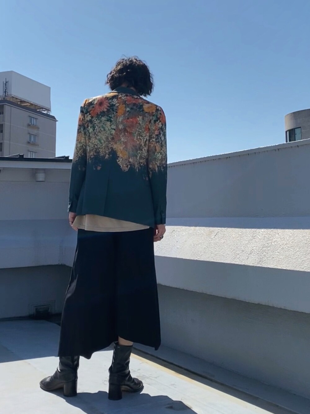 その他のテーラードジャケット、ブラック系のその他パンツ、ブラック系のブーツを着用したメンズの春コーディネートの4枚目の写真