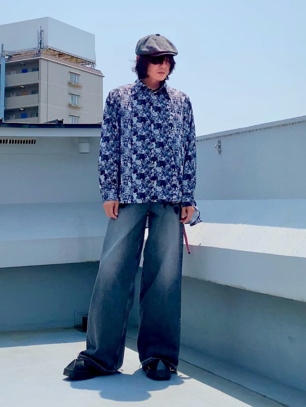 ブラック系のシャツ/ブラウス、ブラック系のデニムパンツ、ブラック系のドレスシューズを着用したメンズの夏コーディネートの3枚目の写真