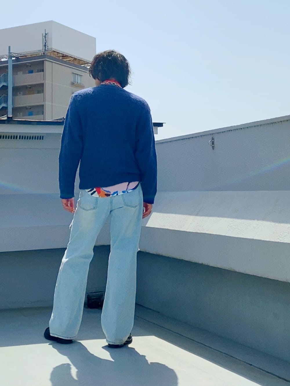 ブルー系のニット/セーター、その他のシャツ/ブラウス、ブルー系のデニムパンツを着用したメンズの春コーディネートの5枚目の写真