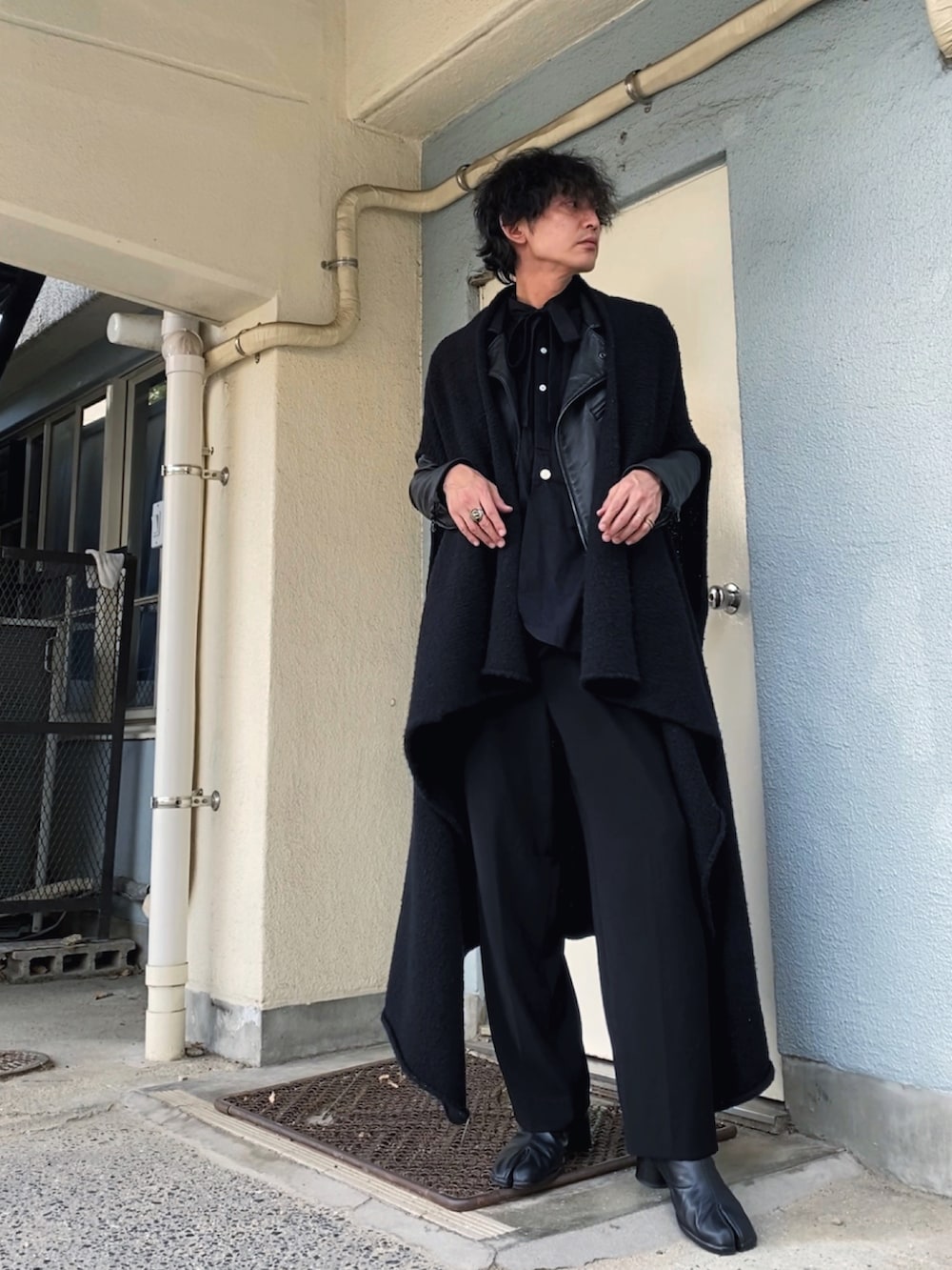 ブラック系のシャツ/ブラウス、ブラック系のニット/セーター、ブラック系のライダースジャケットを着用したメンズの冬コーディネートの2枚目の写真