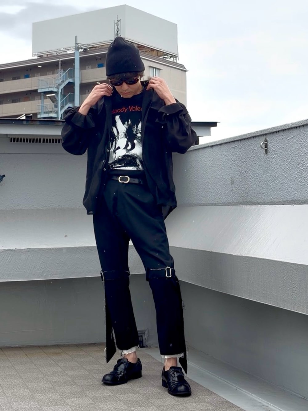 ブラック系のその他パンツ、ブラック系のシャツ/ブラウス、ブラック系のTシャツ/カットソーを着用したメンズの秋コーディネートの2枚目の写真