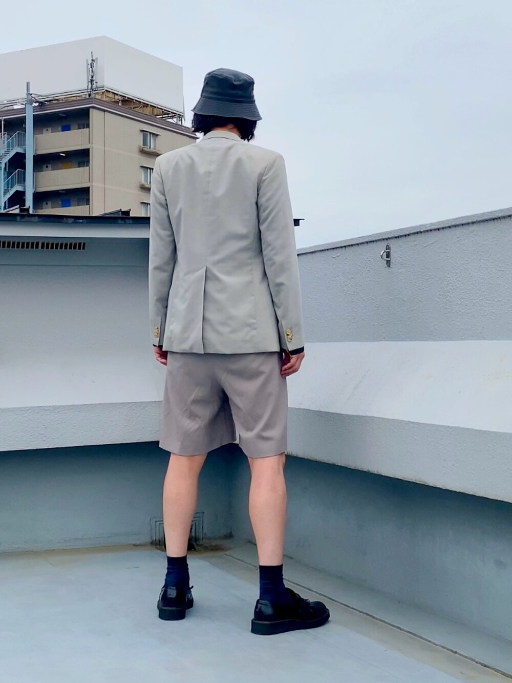 グリーン系のシャツ/ブラウス、グレー系のテーラードジャケット、グレー系のその他パンツを着用したメンズの春コーディネートの4枚目の写真