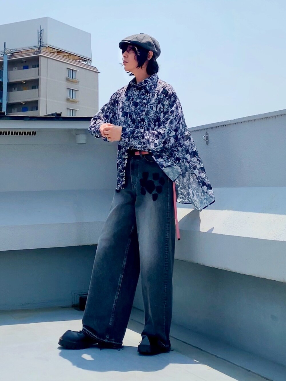 ブラック系のシャツ/ブラウス、ブラック系のデニムパンツ、ブラック系のドレスシューズを着用したメンズの夏コーディネートの5枚目の写真