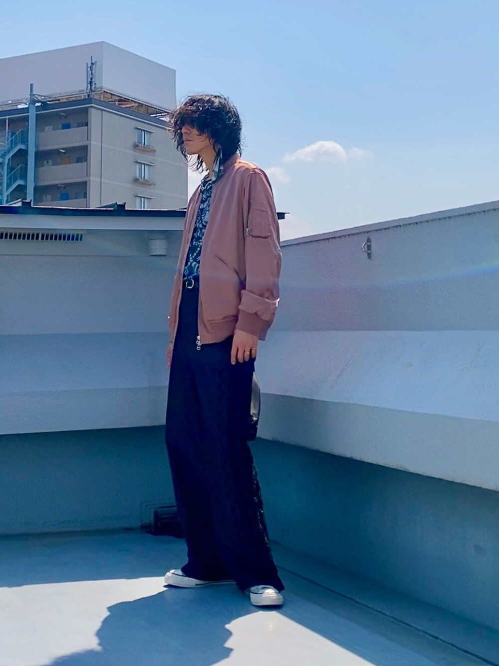 ピンク系のMA-1、ブラック系のTシャツ/カットソー、ブラック系のパンツを着用したメンズの春コーディネートの2枚目の写真