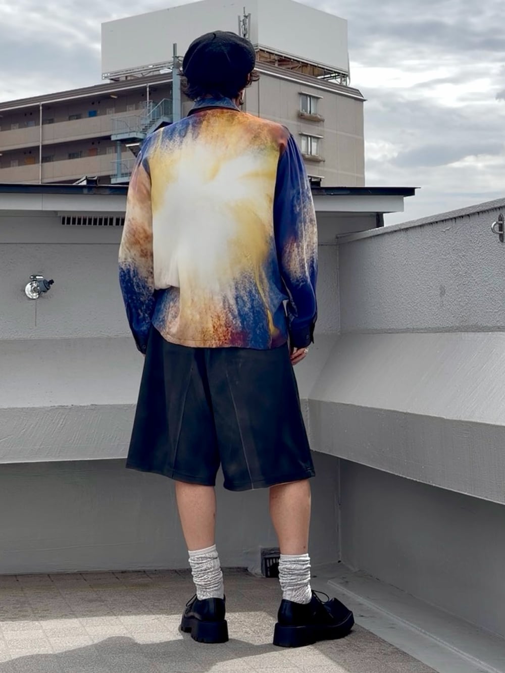 オレンジ系のシャツ/ブラウス、ブラック系のその他パンツ、ブラック系のドレスシューズを着用したメンズの秋コーディネートの4枚目の写真