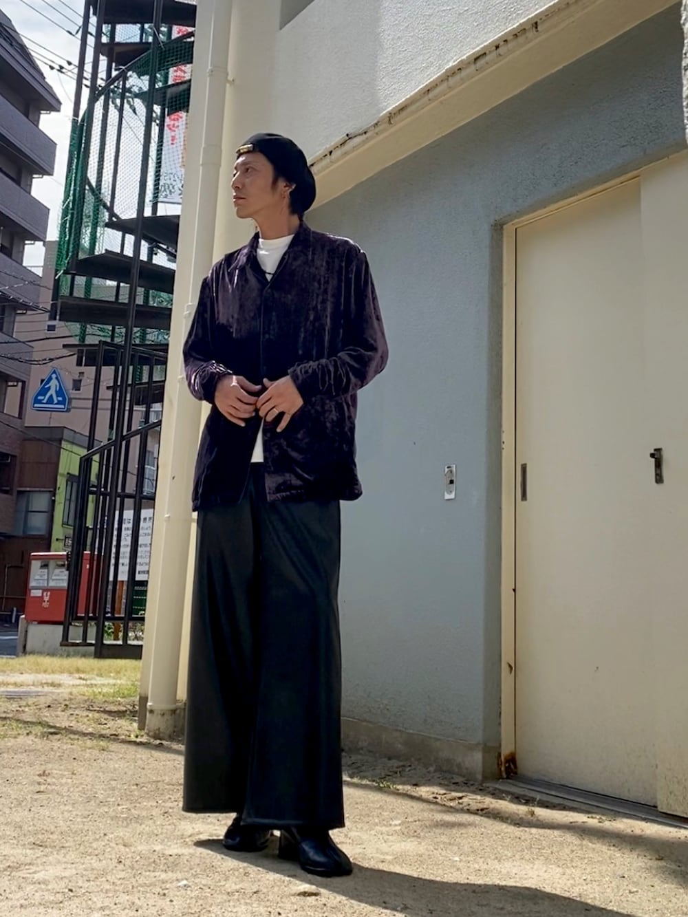 パープル系のシャツ/ブラウス、ブラック系のその他パンツ、ブラック系のブーツを着用したメンズの秋コーディネートの3枚目の写真