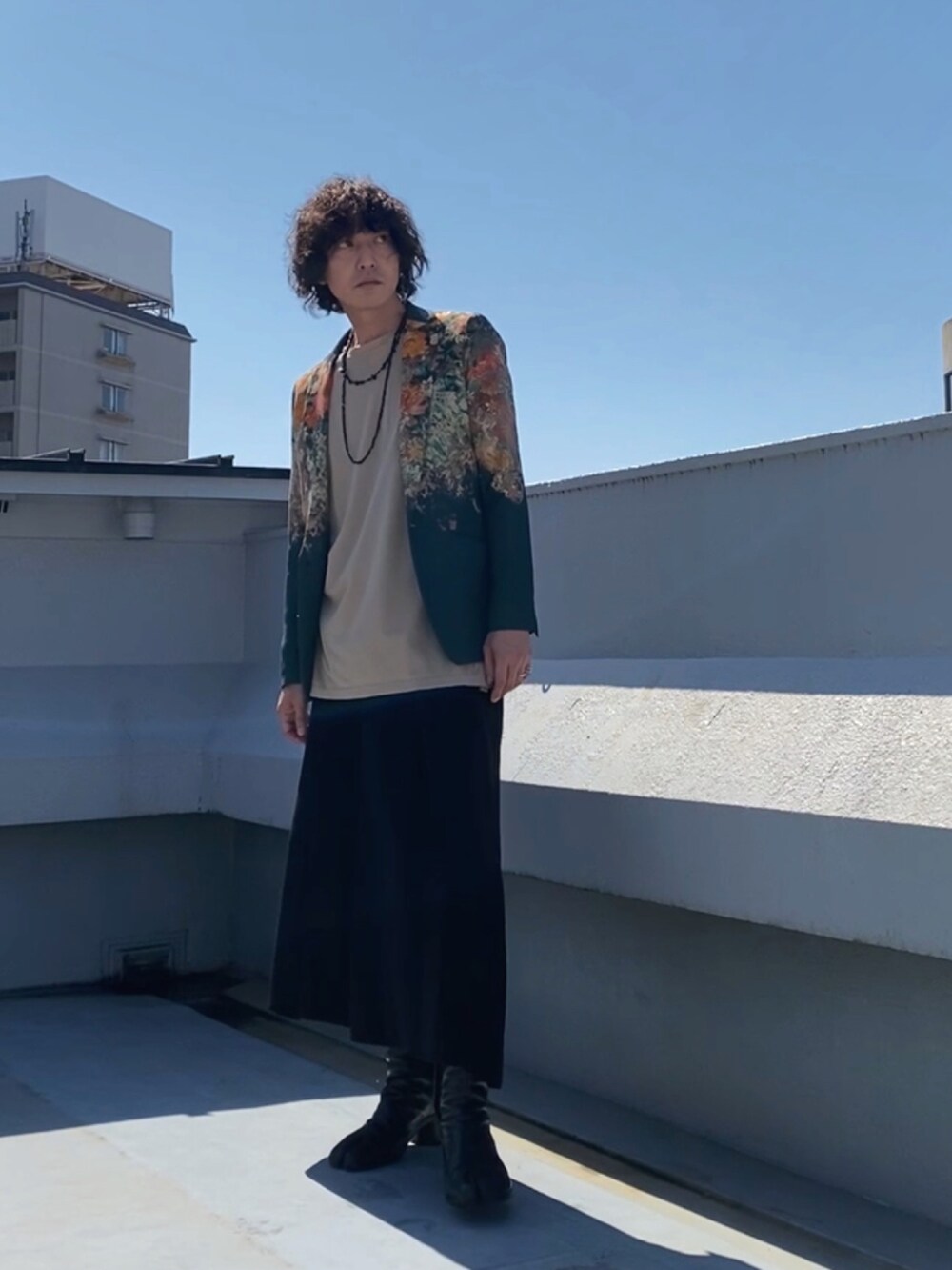 その他のテーラードジャケット、ブラック系のその他パンツ、ブラック系のブーツを着用したメンズの春コーディネートの3枚目の写真