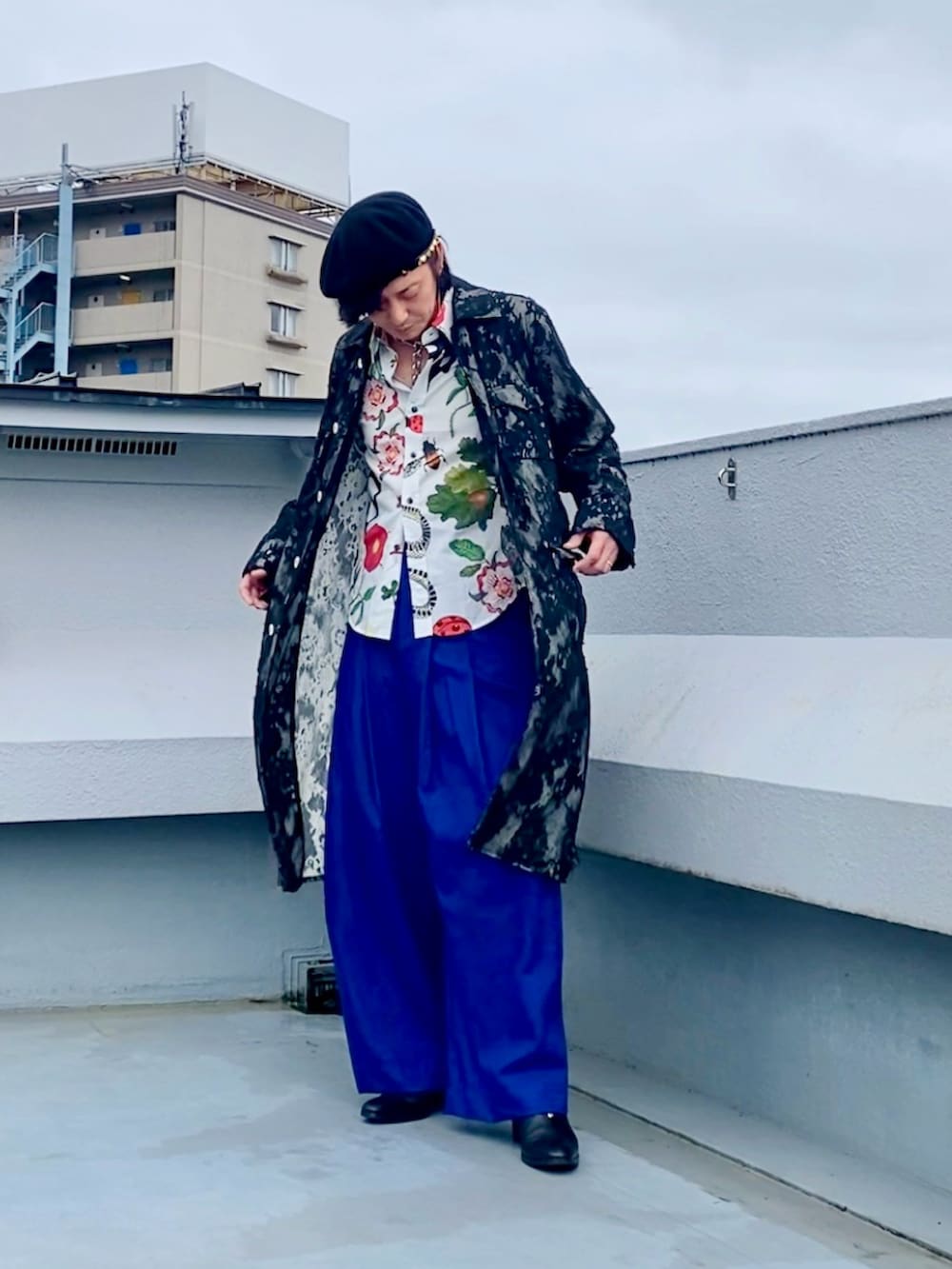 ホワイト系のシャツ/ブラウス、ブラック系のステンカラーコート、ブルー系のスラックスを着用したメンズの春コーディネートの2枚目の写真