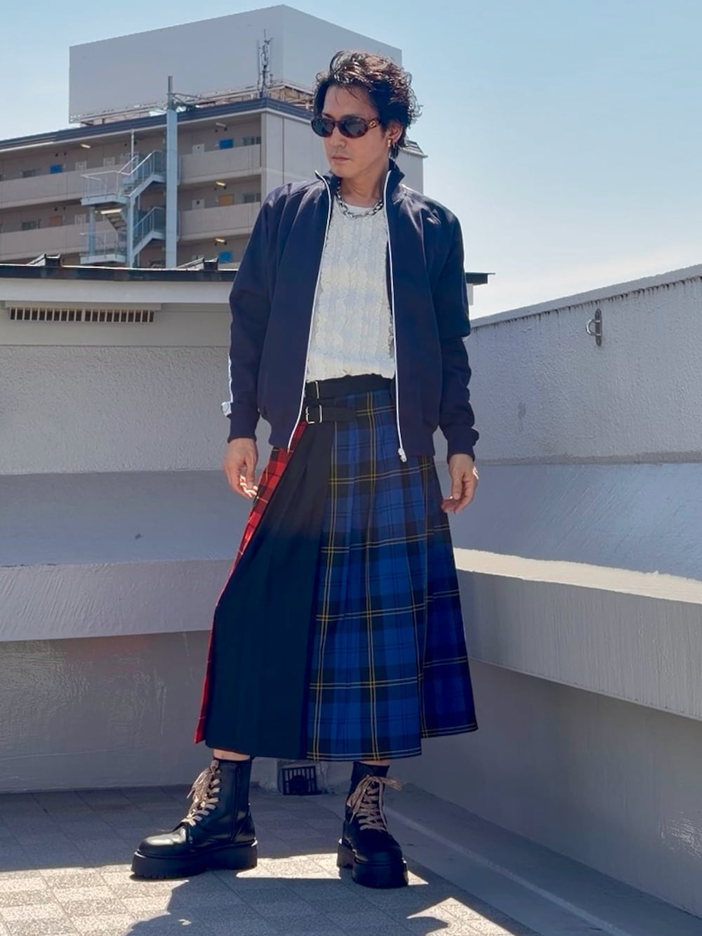 ブラック系のブーツ、ブルー系のジャージ、ホワイト系のTシャツ/カットソーを着用したメンズの秋コーディネートの4枚目の写真