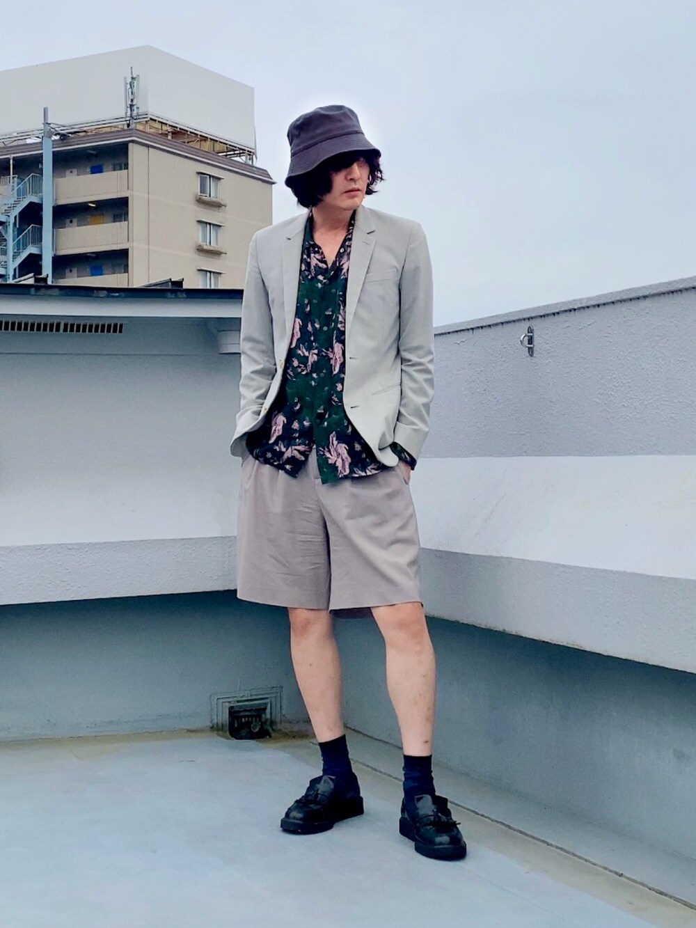 グリーン系のシャツ/ブラウス、グレー系のテーラードジャケット、グレー系のその他パンツを着用したメンズの春コーディネートの2枚目の写真