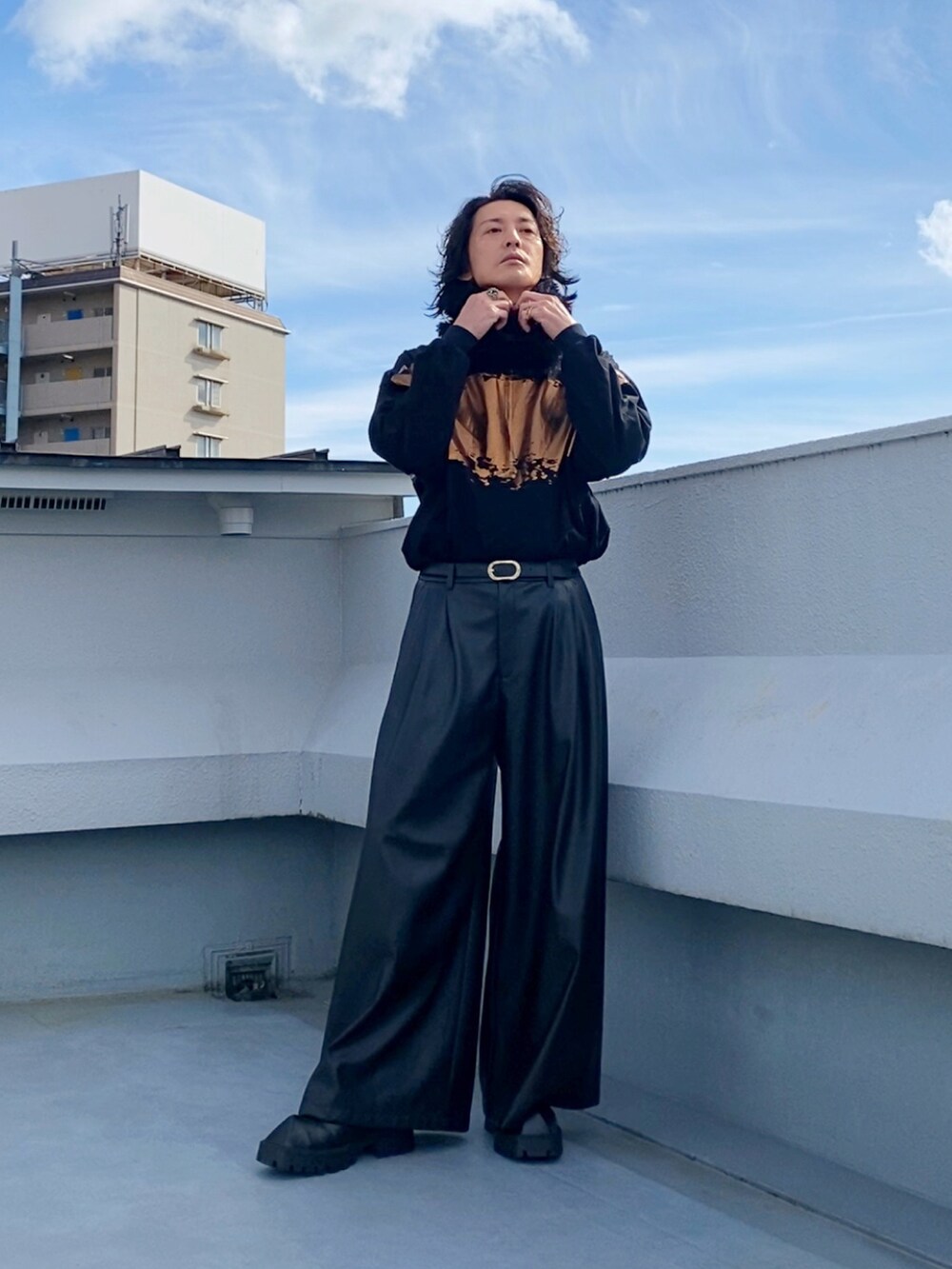 ブラック系のTシャツ/カットソー、ブラック系のその他パンツ、ブラック系のドレスシューズを着用したメンズの秋コーディネートの3枚目の写真