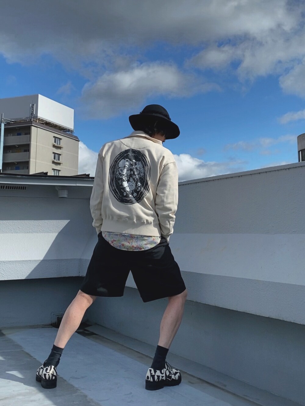 ホワイト系のその他アウター、ブラック系のスラックス、ホワイト系のドレスシューズを着用したメンズの春コーディネートの2枚目の写真