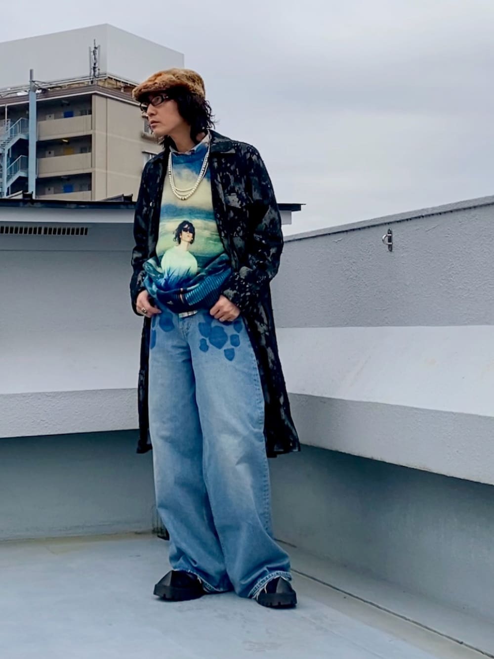 ブラック系のステンカラーコート、ブルー系のニット/セーター、その他のシャツ/ブラウスを着用したメンズの春コーディネートの3枚目の写真