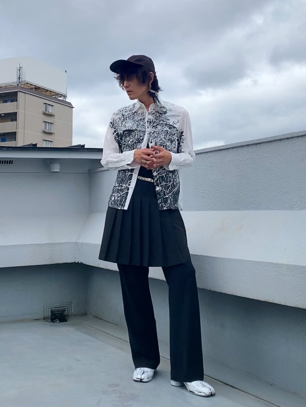 ホワイト系のシャツ/ブラウス、ブラック系のスカート、ブラック系のスラックスを着用したメンズの夏コーディネートの3枚目の写真