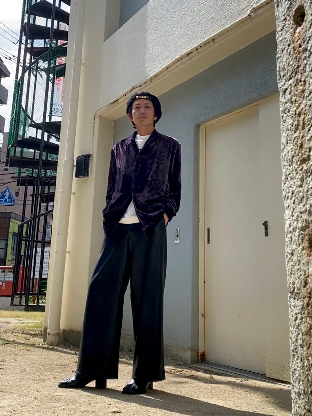 パープル系のシャツ/ブラウス、ブラック系のその他パンツ、ブラック系のブーツを着用したメンズの秋コーディネートの2枚目の写真