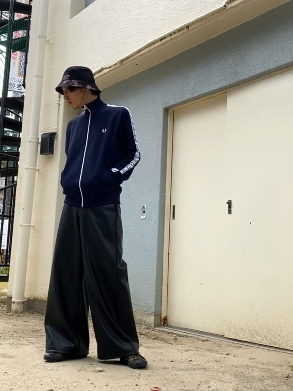 ブルー系のジャージ、ブラック系のその他パンツ、ゴールド系のスニーカーを着用したメンズの秋コーディネートの3枚目の写真