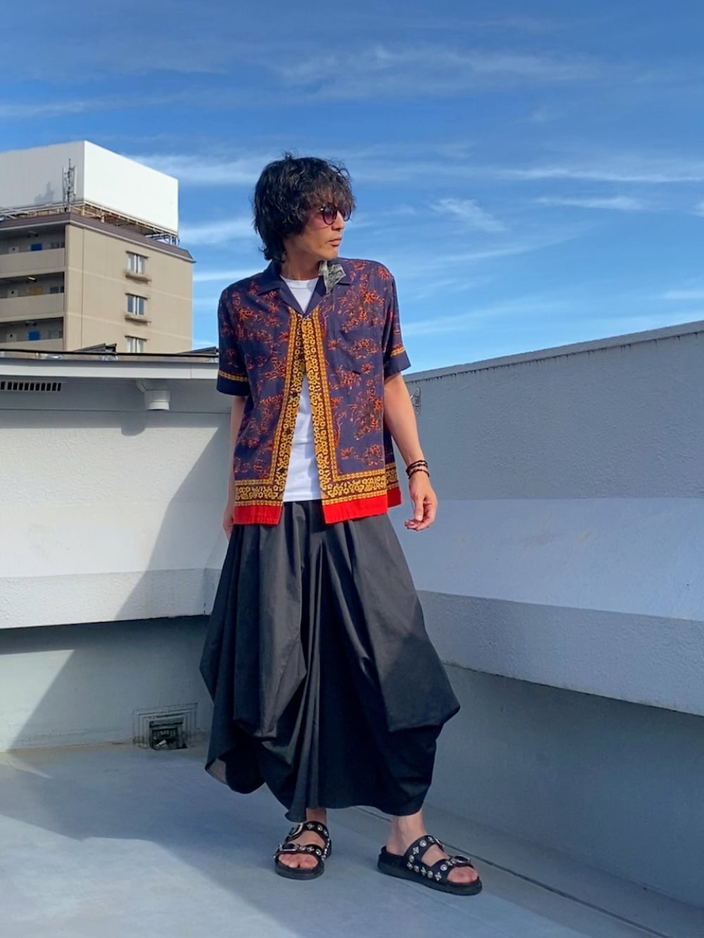 「夏コーデ、モード、ラフ、リラックススタイル、サングラス、シャツスタイル、柄シャツ、無地T、スカート、メンズスカート、スカート男子、サンダル」|「CHRISTIAN DADAのScarf Earring(ピアス(片耳用)、シルバー系)」を使った、hytabさん(メンズ・173cm)の秋コーディネートの5枚目の写真